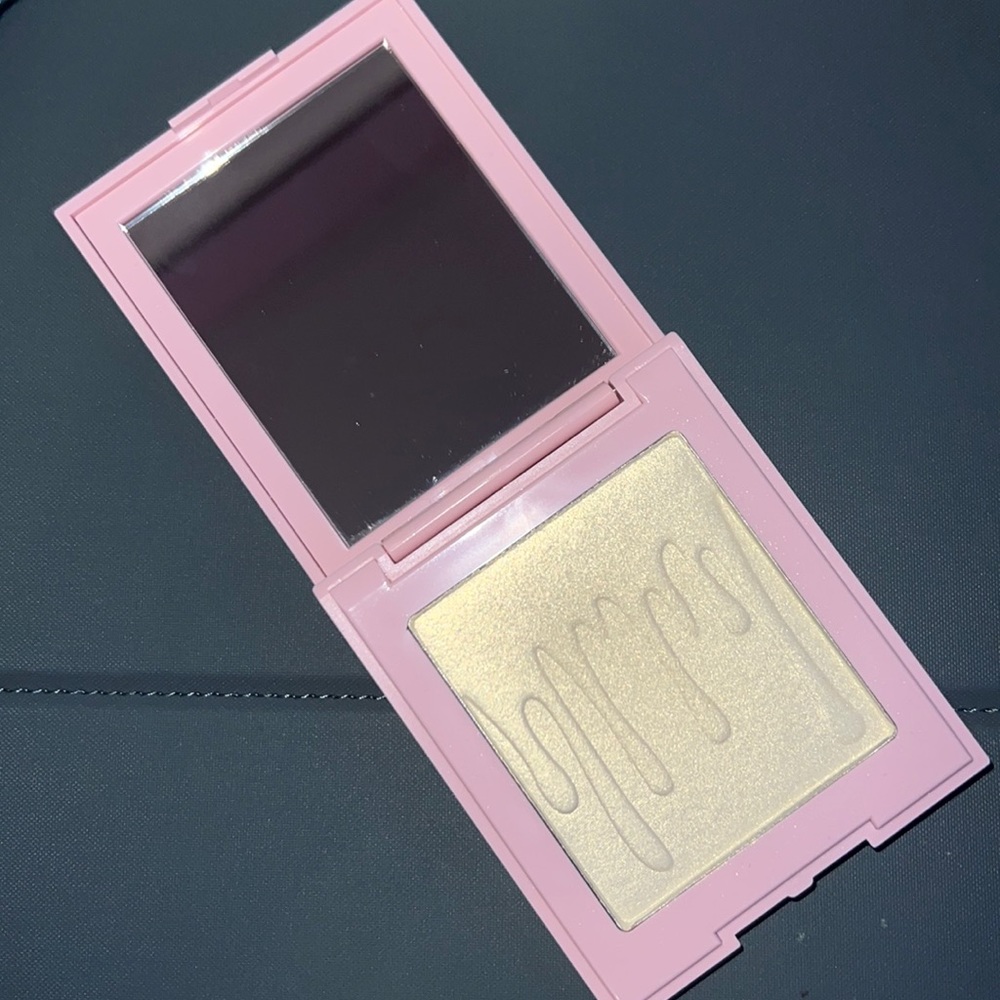Kylie Jenner ‘Pressed Illuminating Powder’ in shade Quartz